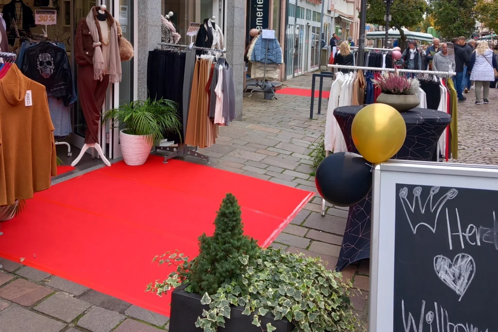 Foto: Der rote Teppich lädt zum Eintreten in den Laden ein.