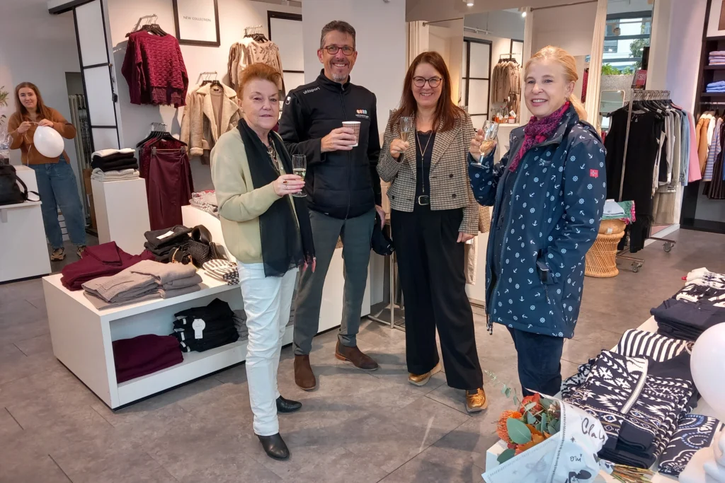 Foto: Gabi Groß stößt mit Martina Quirin, Nicole Raber und Roland Degen an