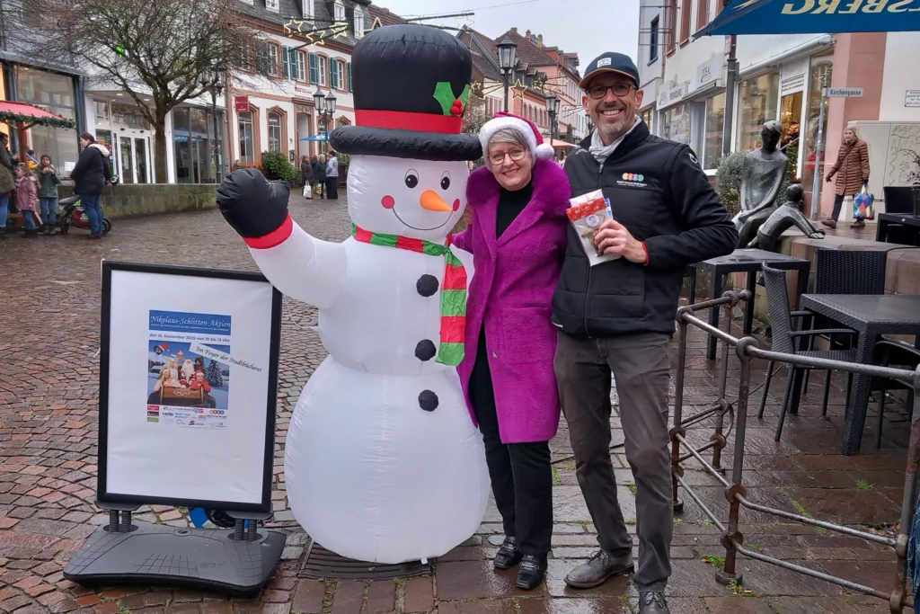 Foto: Roland Degen und Heike Dawo mit Schneemann