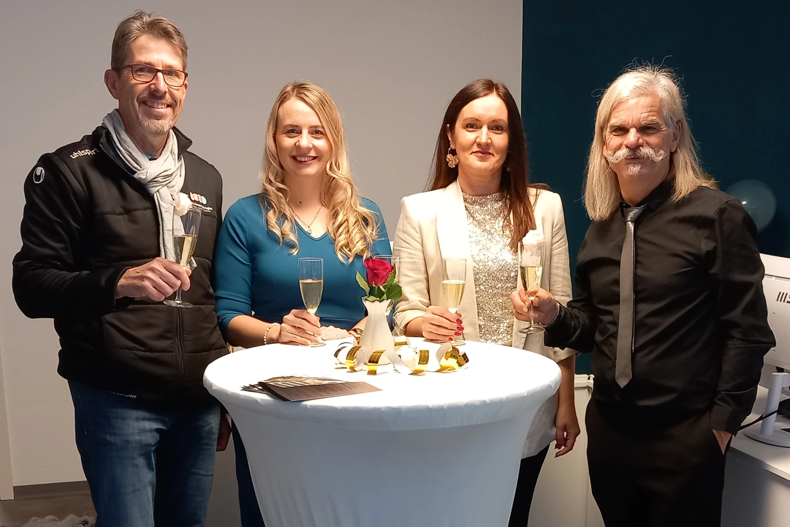 Nico Ganster und Roland Degen vom HGSI gratulieren Claudia Plechawska und Mirnesa Mesanovic zur Eröffnung